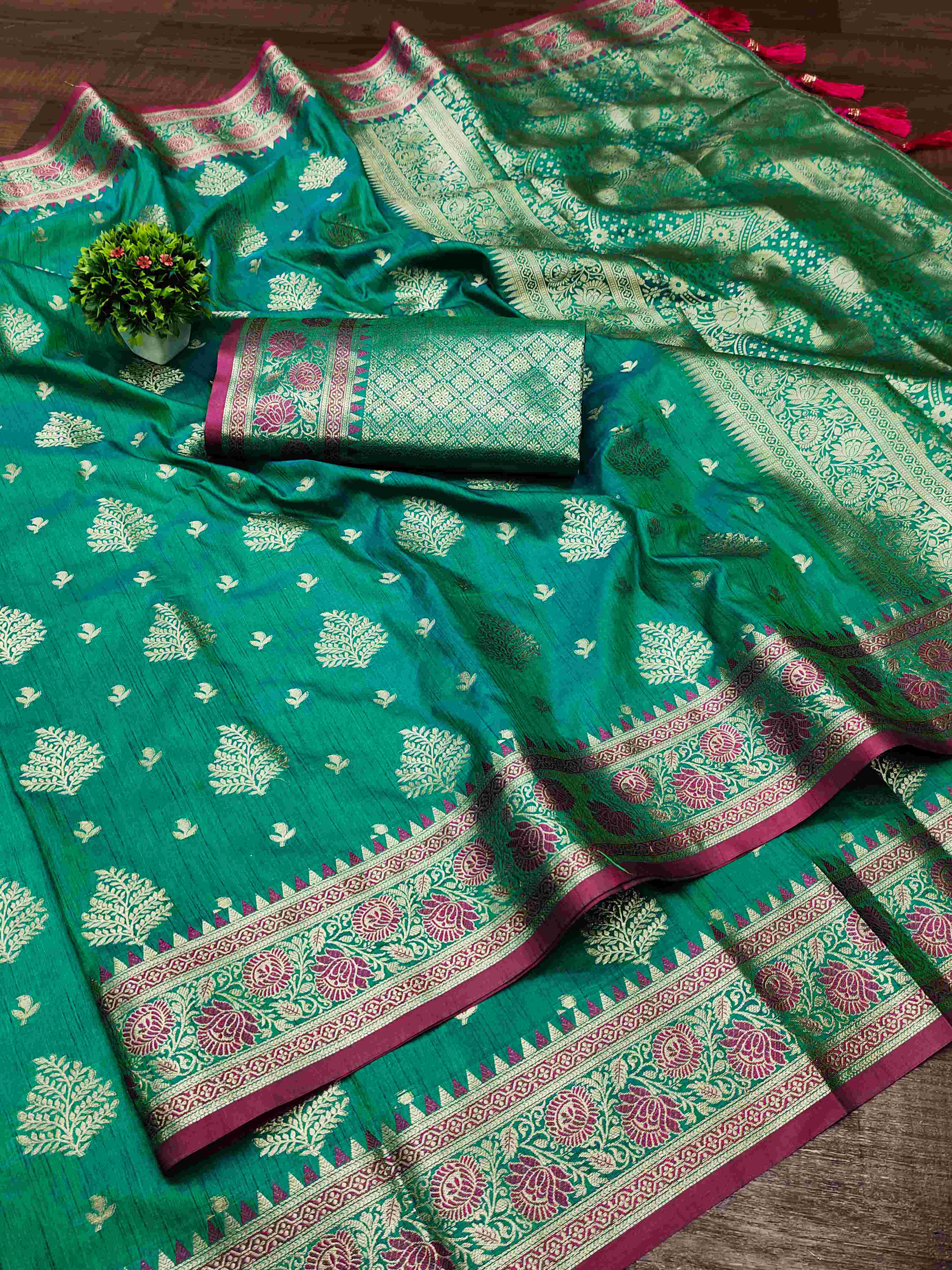 Fugacious Rama Banarasi Silk Saree With Lustrous Blouse Piece