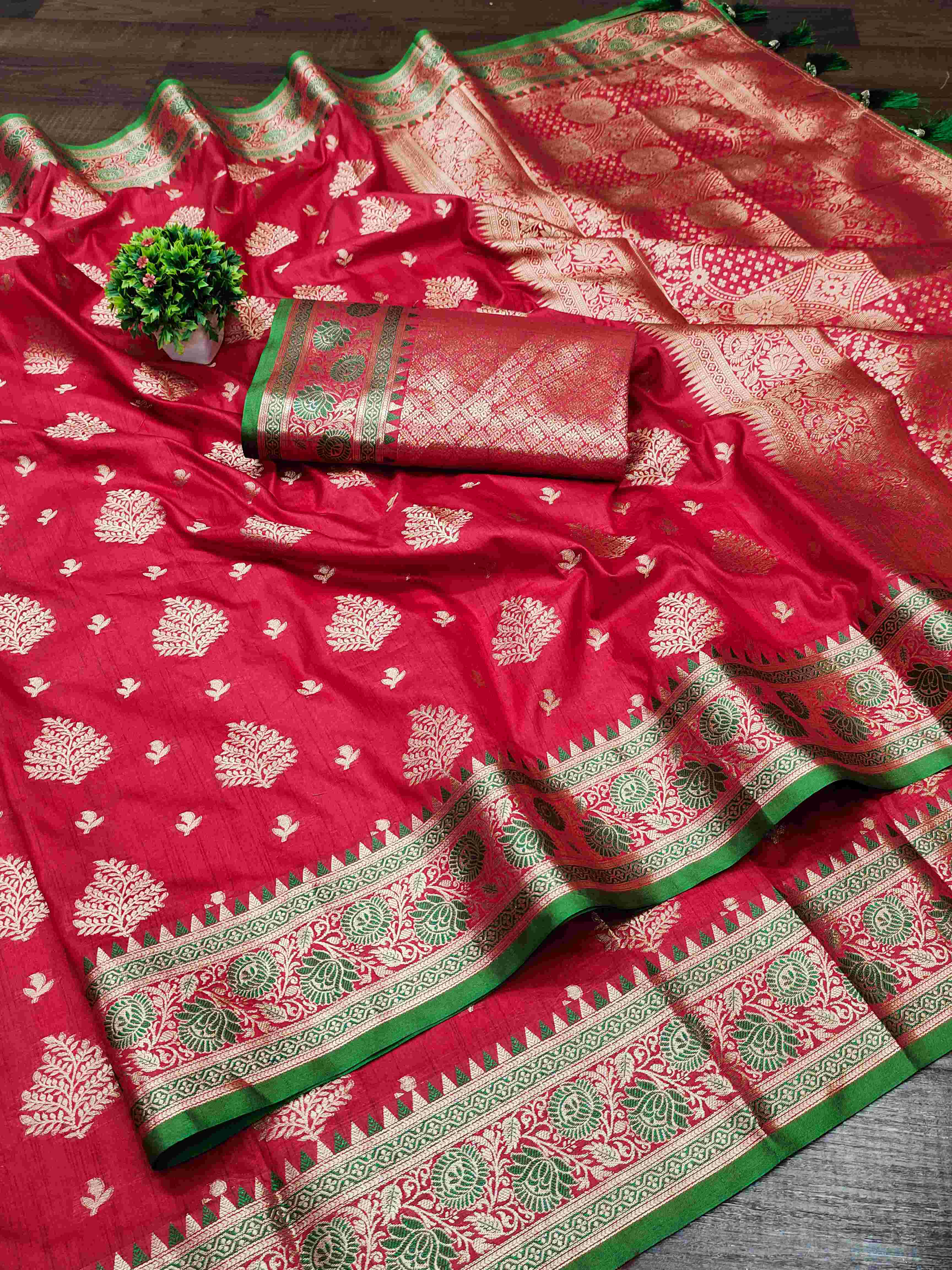 Imbrication Red Banarasi Silk Saree With Ravishing Blouse Piece