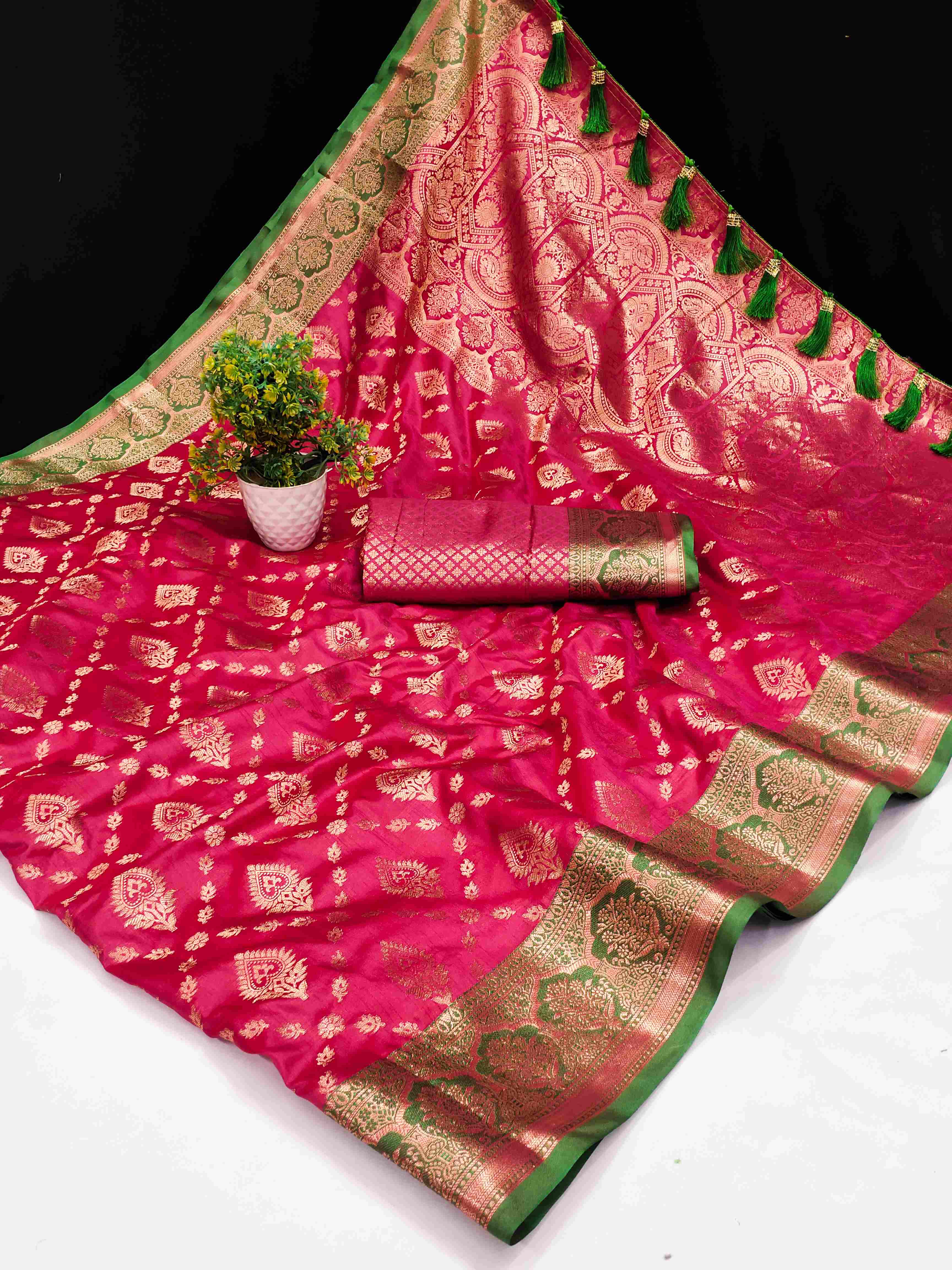 Twirling Dark Pink Banarasi Silk Saree With Zephyr Blouse Piece