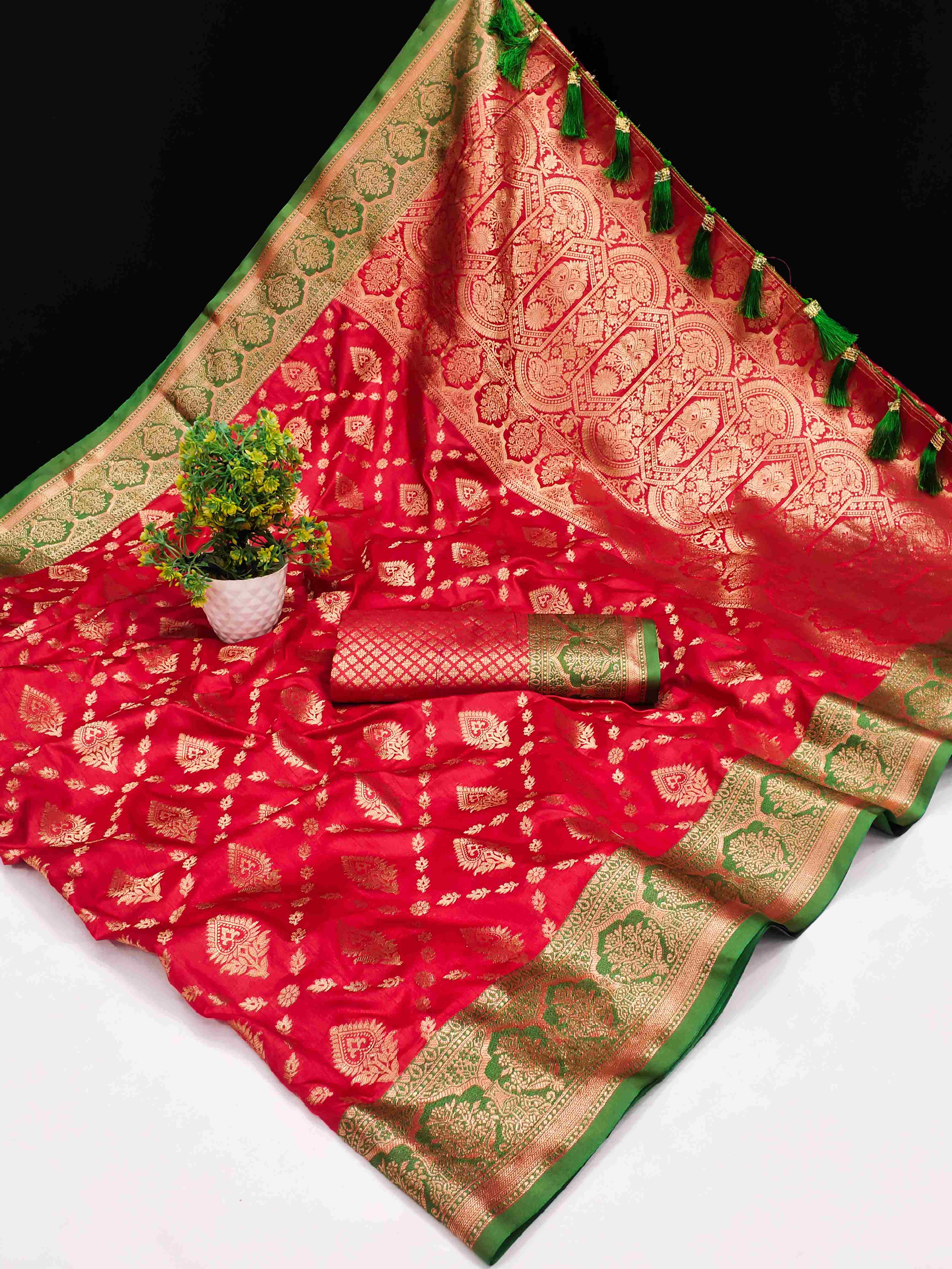 Evocative Red Banarasi Silk Saree With Rhapsody Blouse Piece