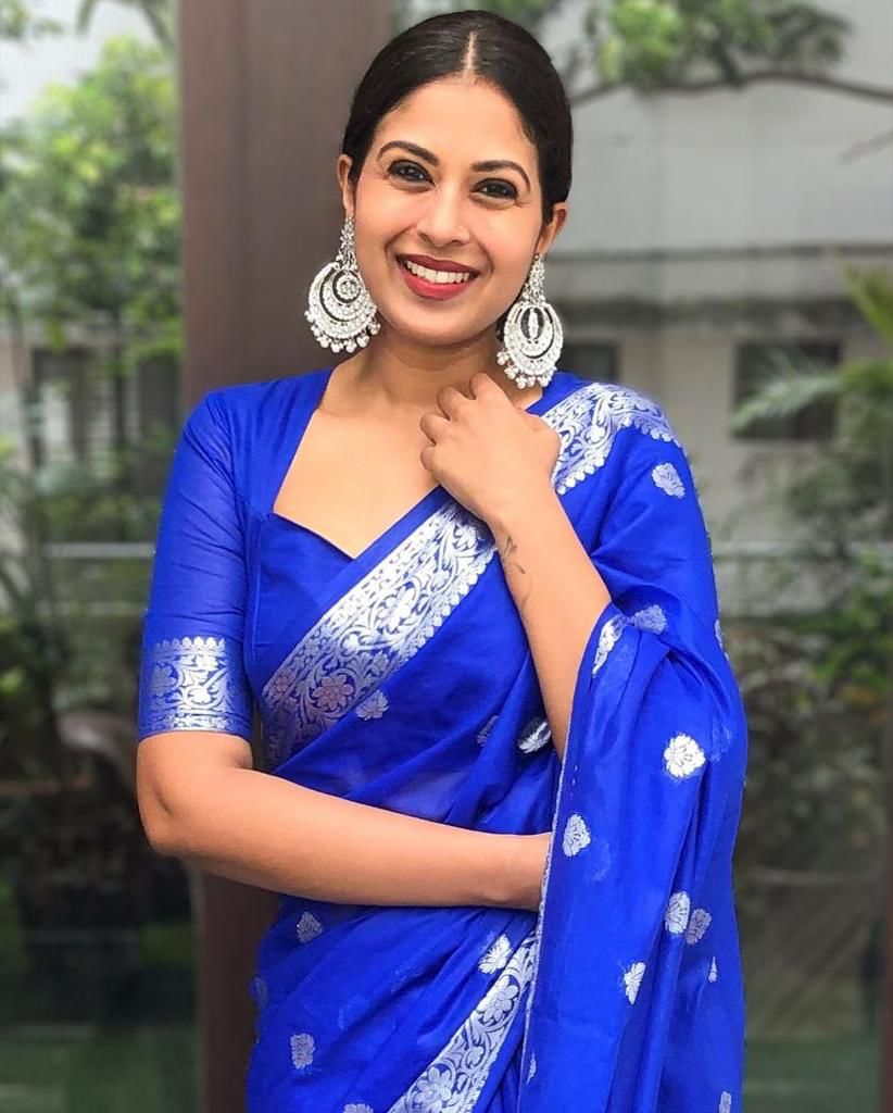 Comely Royal Blue Soft Silk Saree With Blooming Blouse Piece