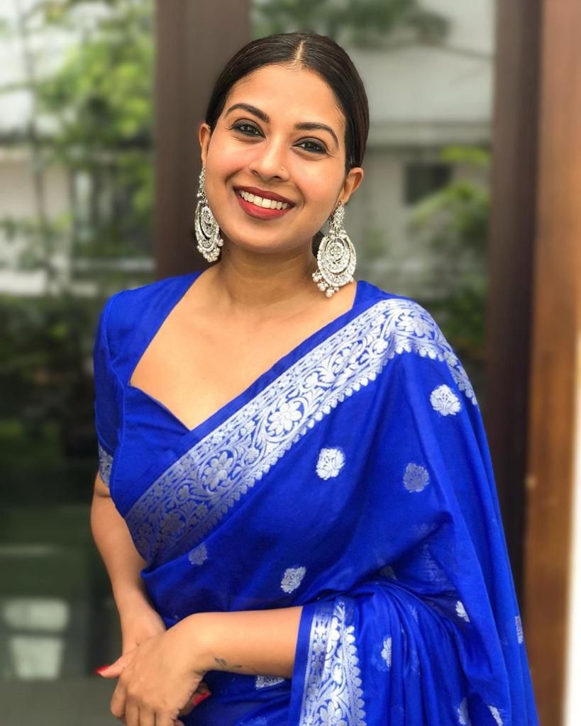 Comely Royal Blue Soft Silk Saree With Blooming Blouse Piece