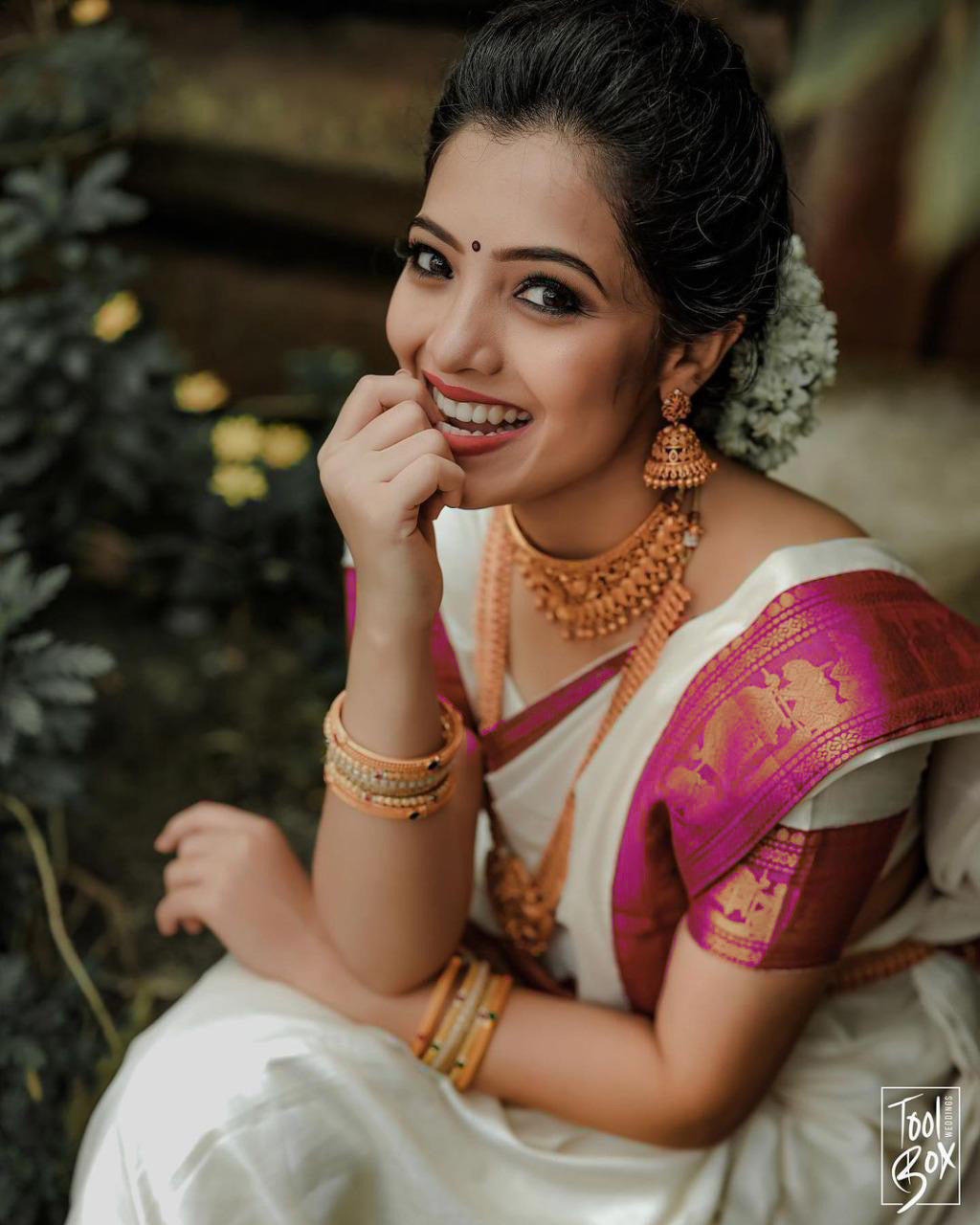 Opulent White Soft Silk Saree With Glittering Blouse Piece