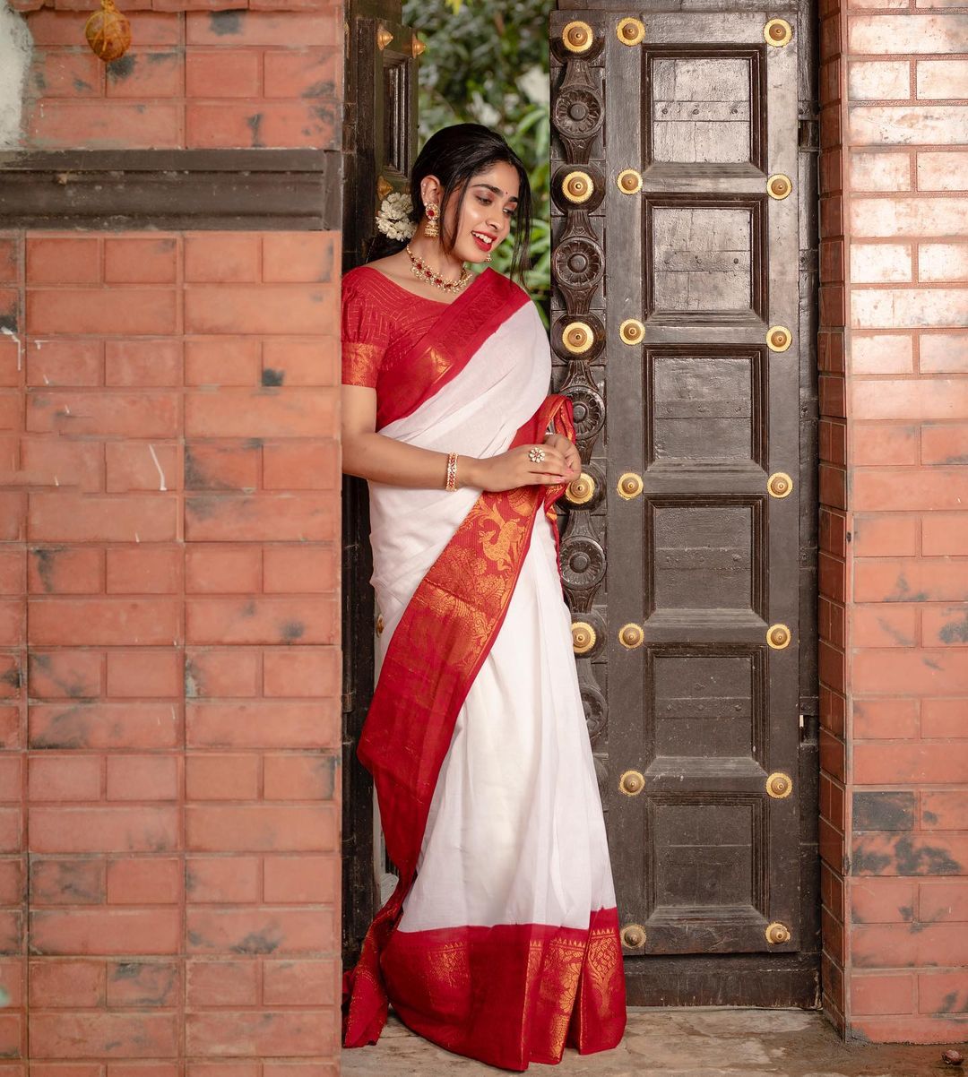 Devastating White Soft Silk Saree With Epiphany Blouse Piece