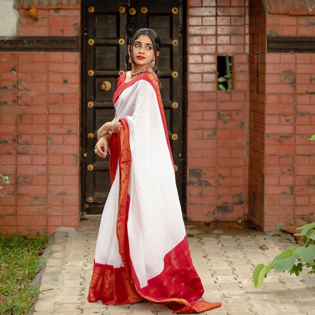 Devastating White Soft Silk Saree With Epiphany Blouse Piece