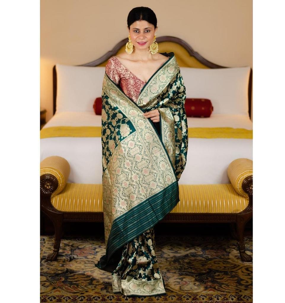 Capricious Green Soft Silk Saree With Traditional Blouse Piece