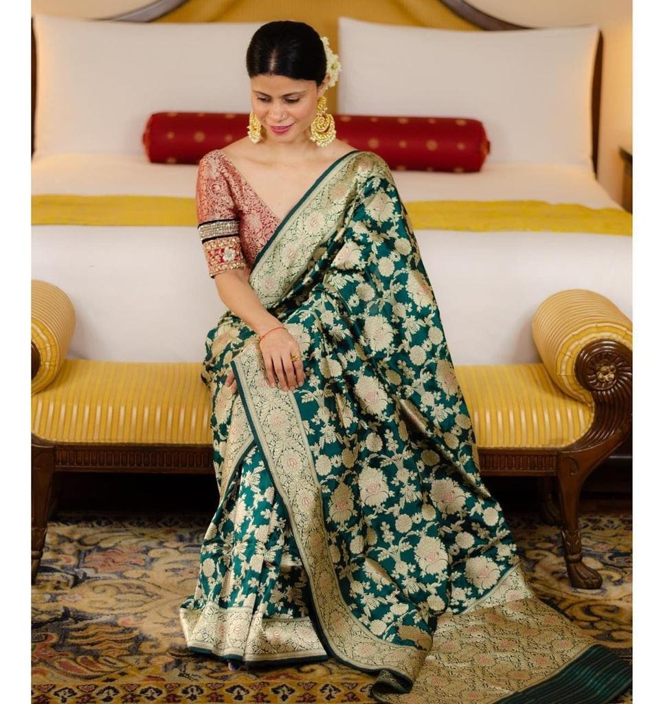 Capricious Green Soft Silk Saree With Traditional Blouse Piece