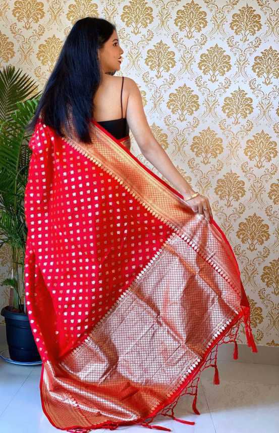 Pulsating Red Soft Silk Saree With Most Flattering Blouse Piece