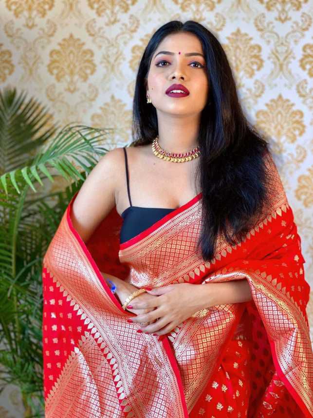 Pulsating Red Soft Silk Saree With Most Flattering Blouse Piece