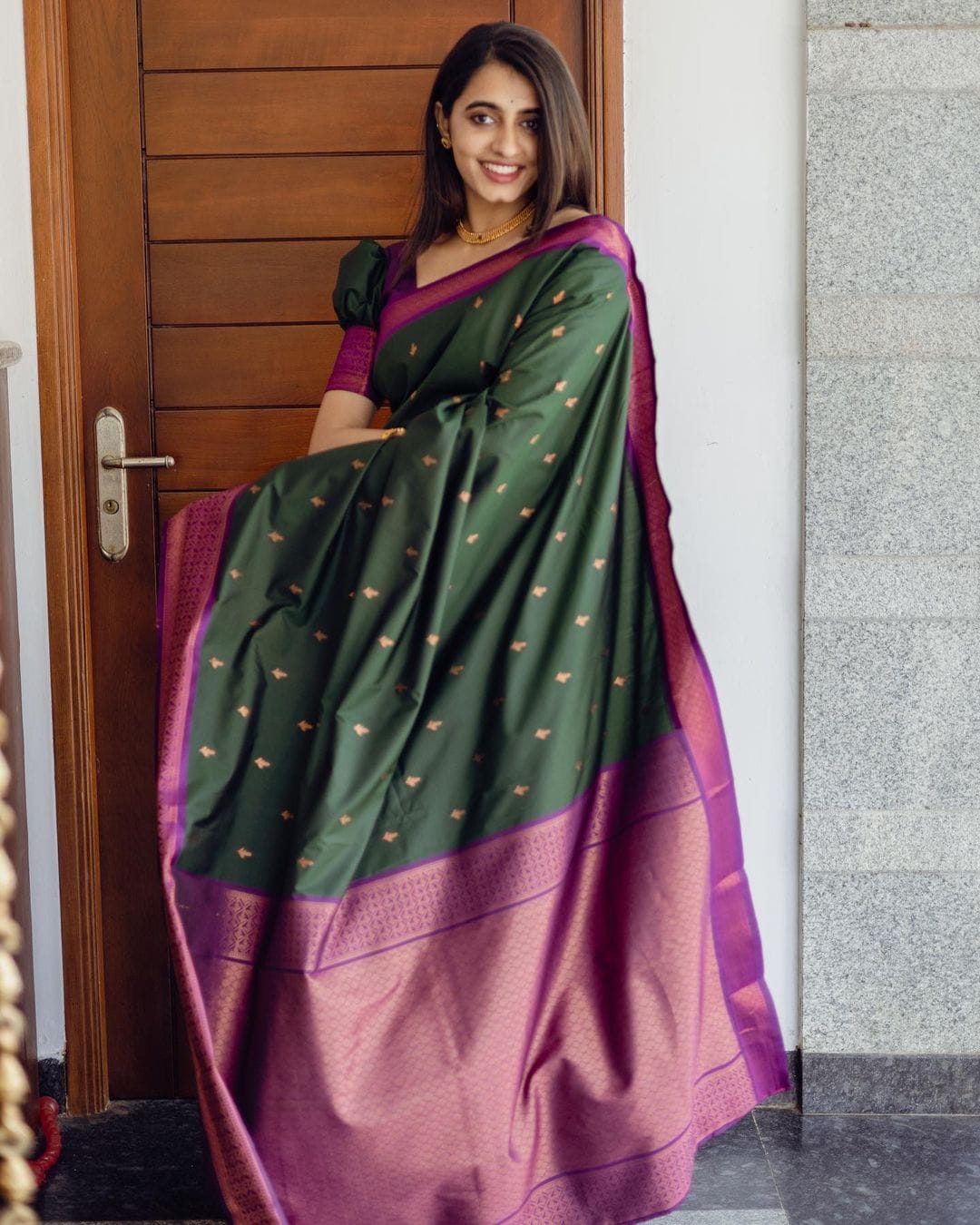 Scrupulous Green Soft Silk Saree With Enthralling Blouse Piece