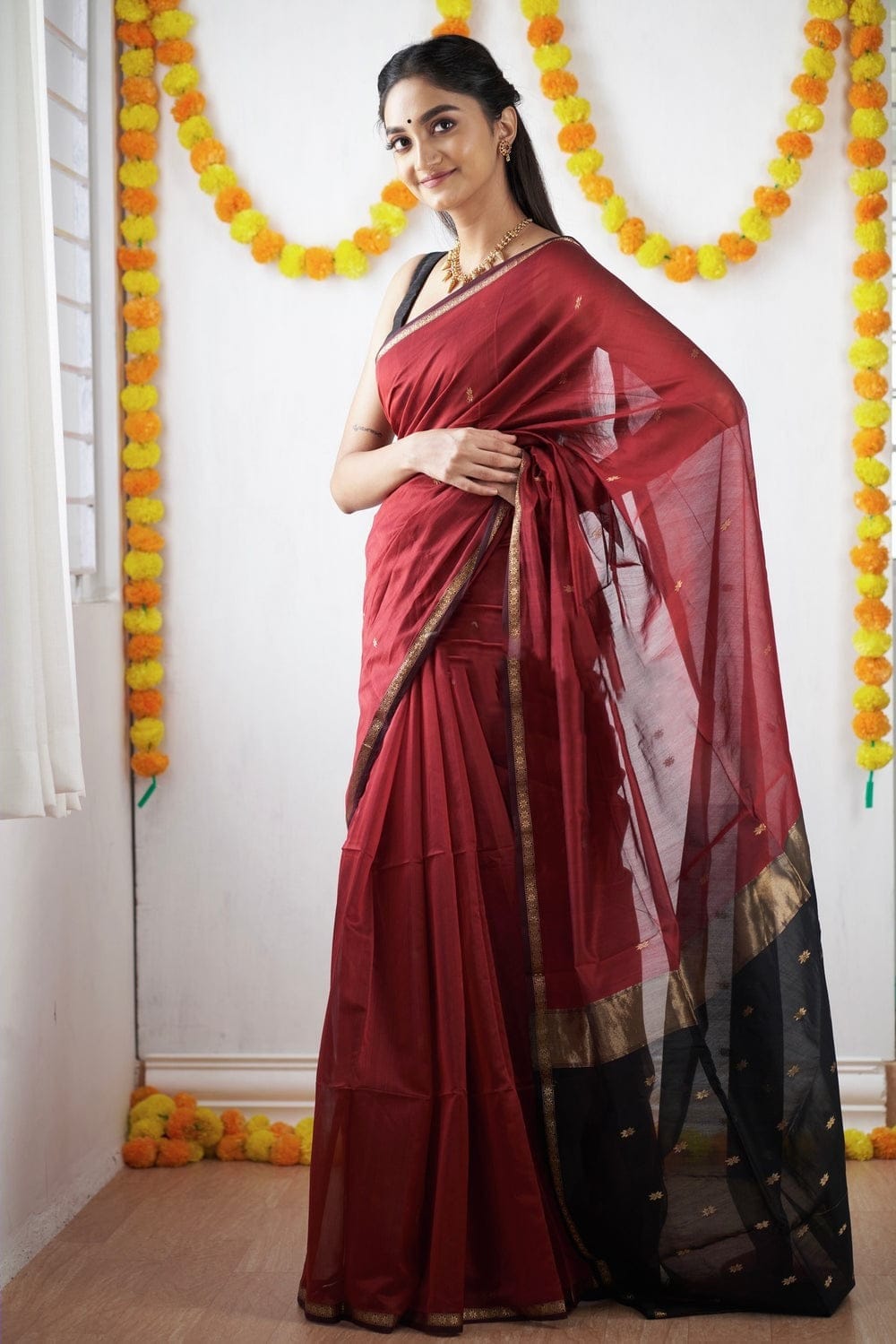 Desiring Red Cotton Silk Saree With Brood Blouse Piece