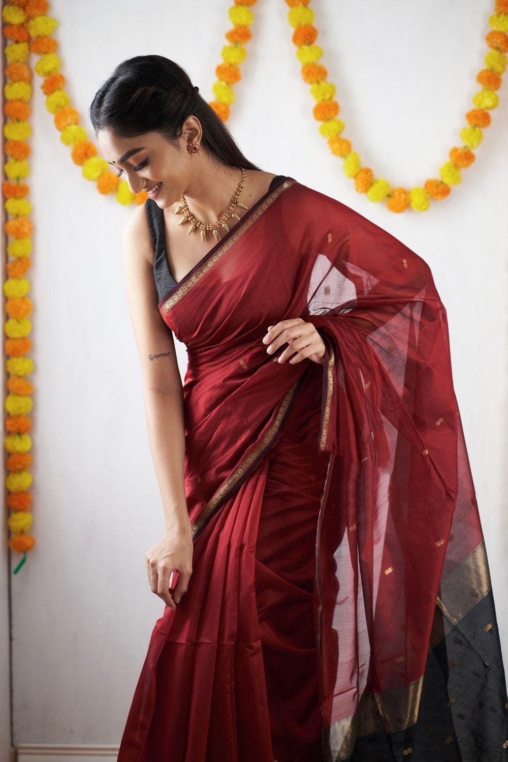 Desiring Red Cotton Silk Saree With Brood Blouse Piece