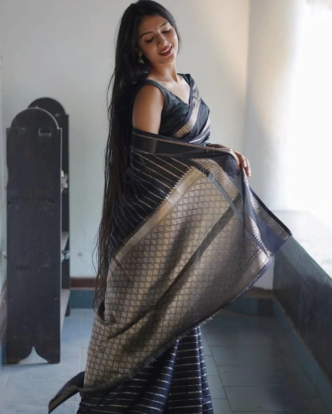 Quintessential Black Soft Silk Saree With Gratifying Blouse Piece