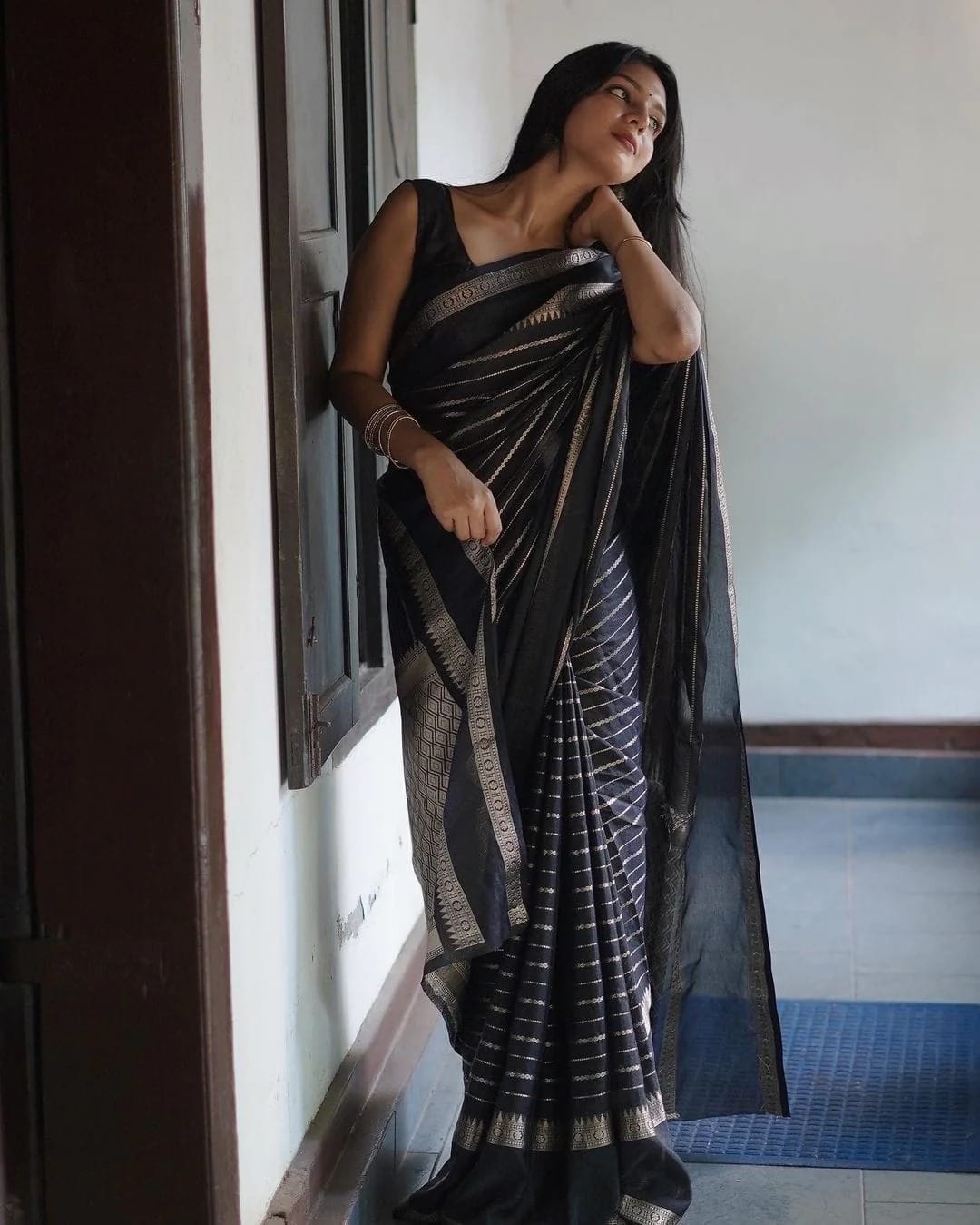 Quintessential Black Soft Silk Saree With Gratifying Blouse Piece