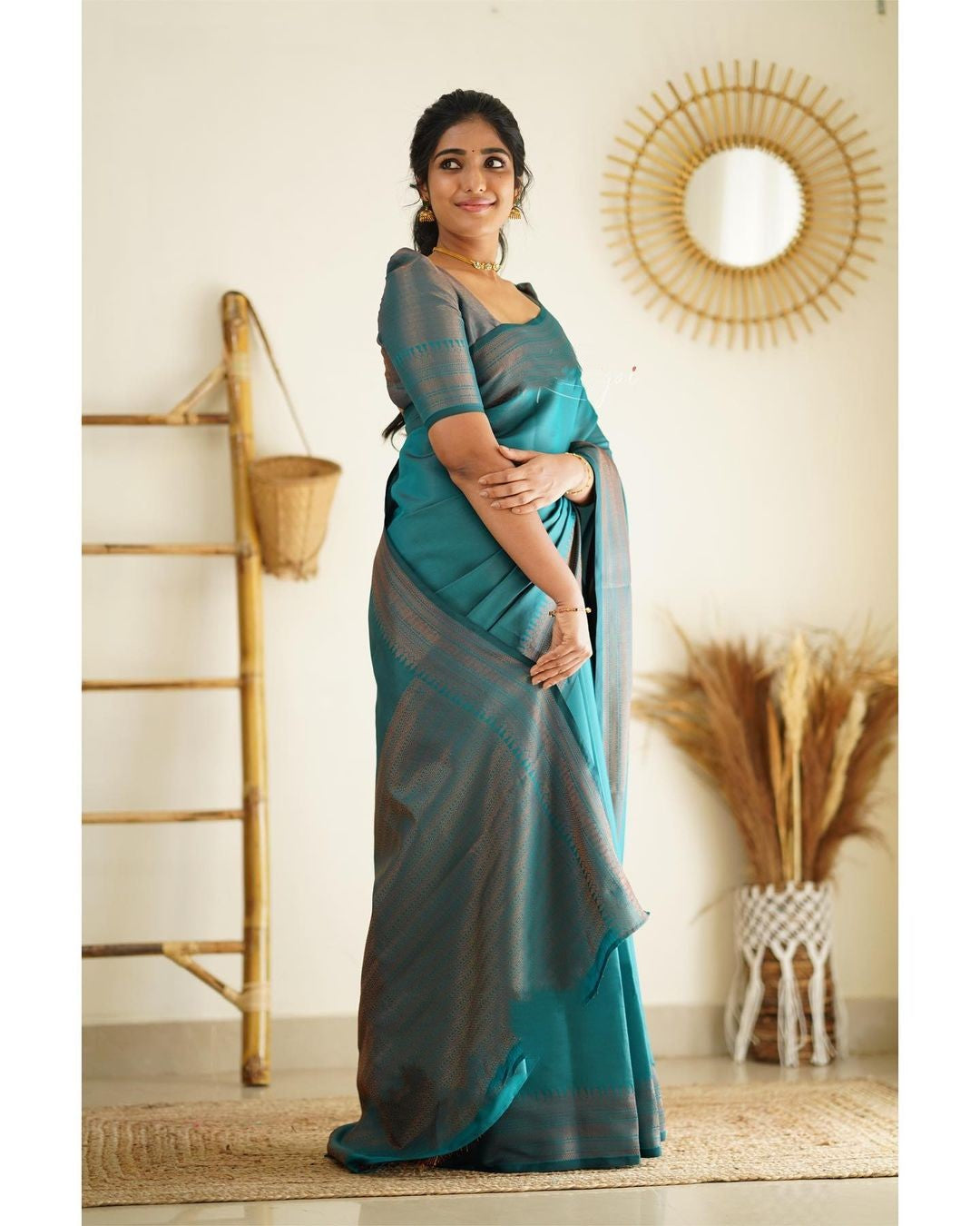 A dreamy Rama Soft Silk Saree With Enchanting Blouse Piece