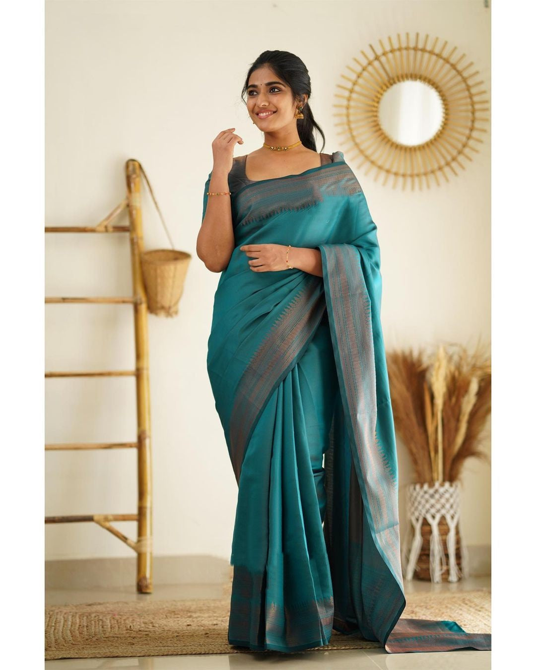 A dreamy Rama Soft Silk Saree With Enchanting Blouse Piece