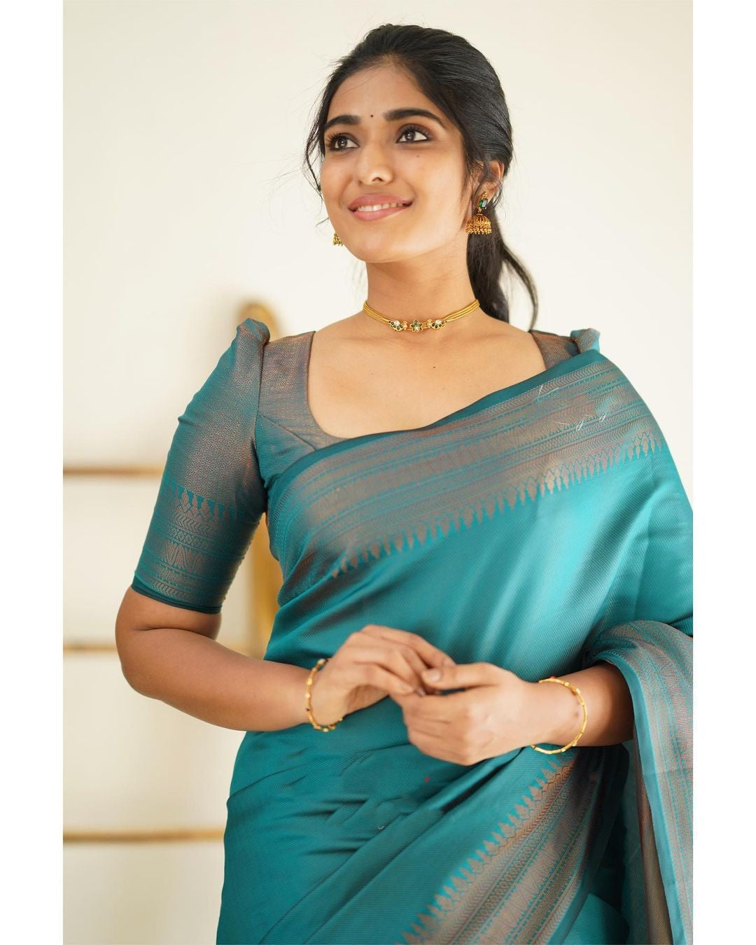 A dreamy Rama Soft Silk Saree With Enchanting Blouse Piece