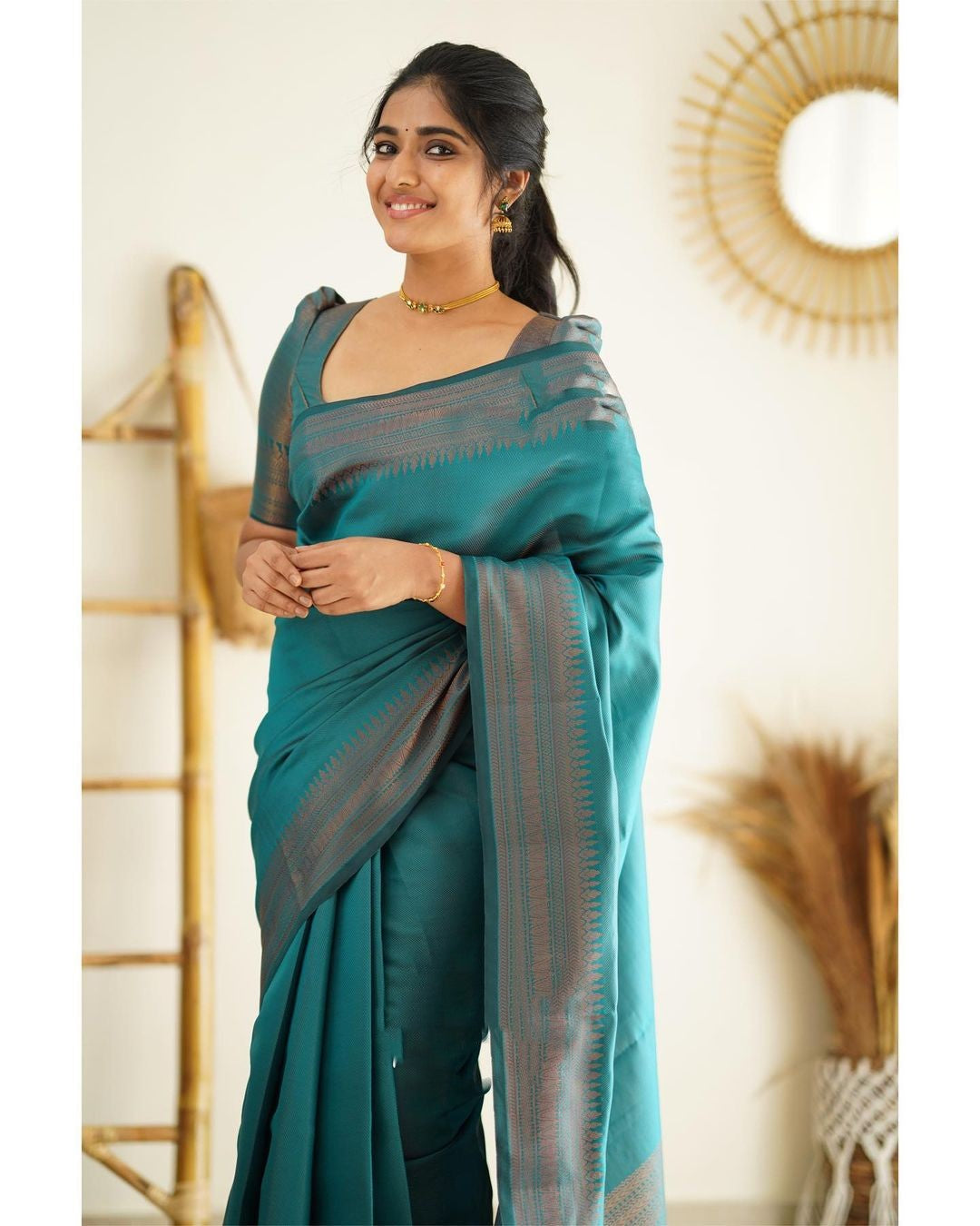 A dreamy Rama Soft Silk Saree With Enchanting Blouse Piece