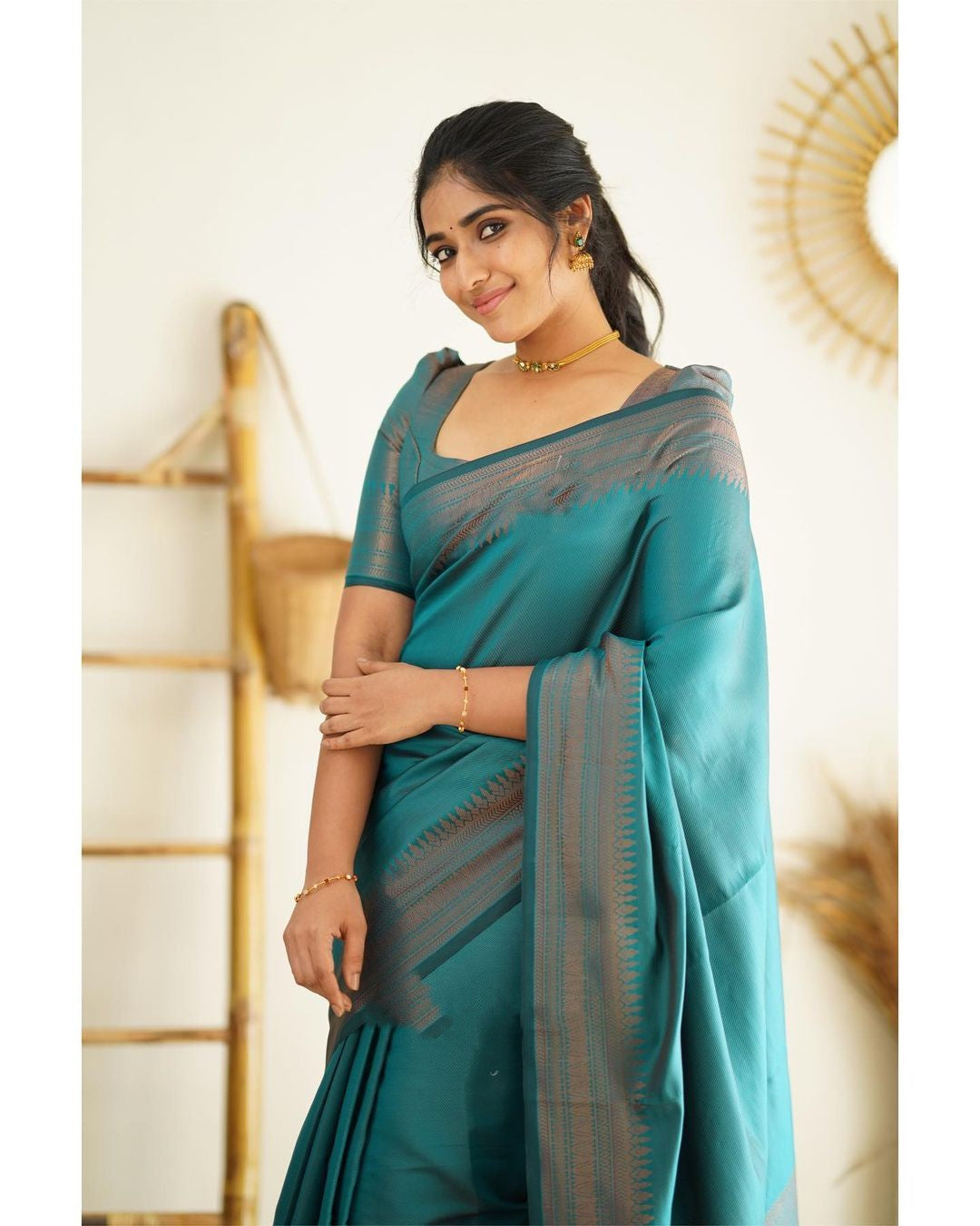 A dreamy Rama Soft Silk Saree With Enchanting Blouse Piece