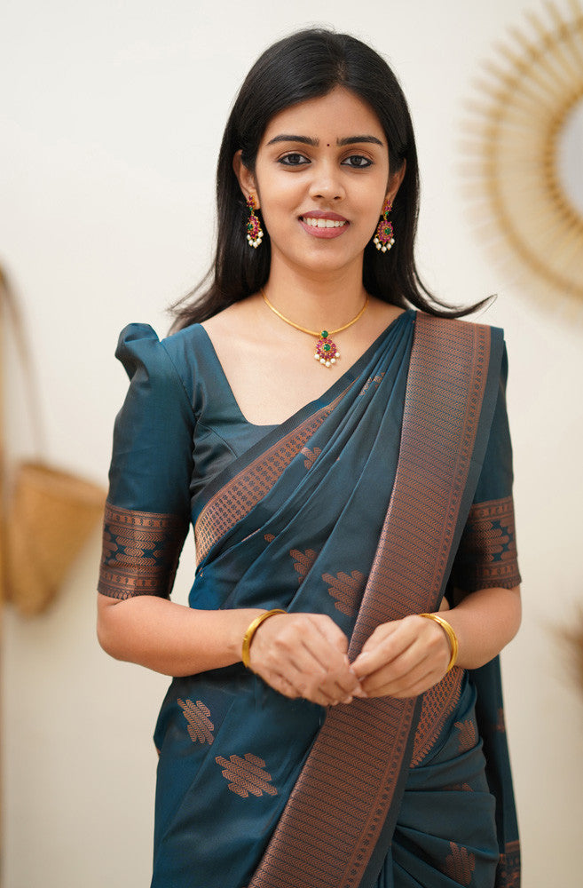 Engaging Rama Soft Silk Saree With Vestigial Blouse Piece