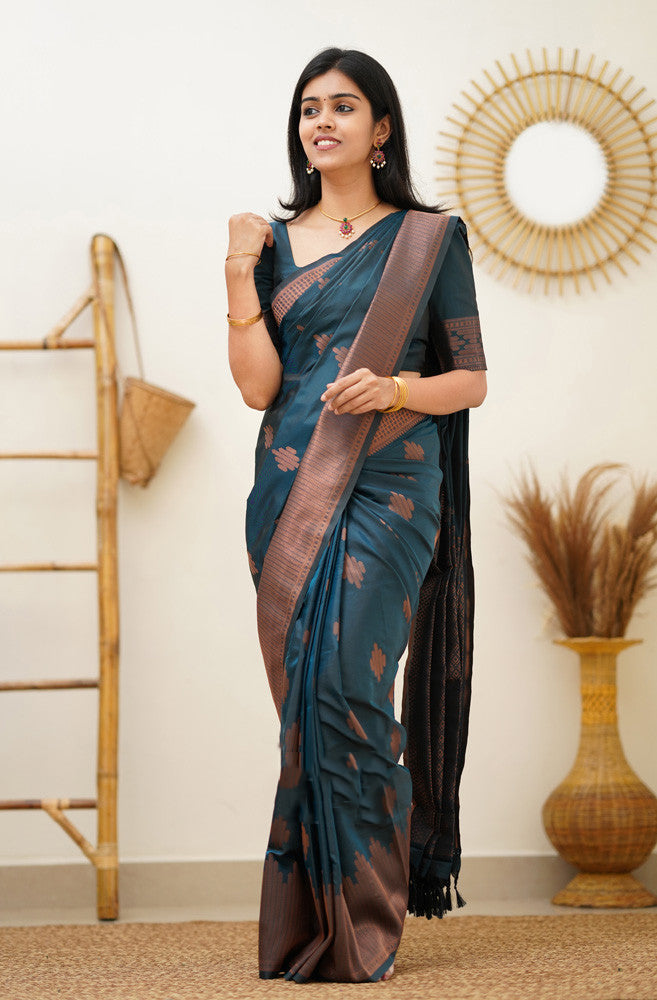 Engaging Rama Soft Silk Saree With Vestigial Blouse Piece