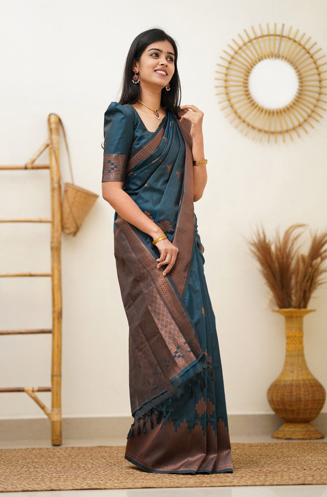 Engaging Rama Soft Silk Saree With Vestigial Blouse Piece