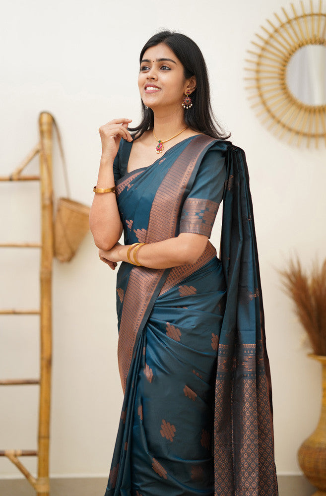 Engaging Rama Soft Silk Saree With Vestigial Blouse Piece