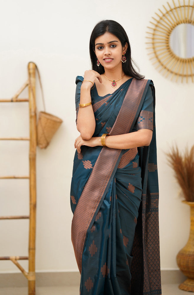 Engaging Rama Soft Silk Saree With Vestigial Blouse Piece