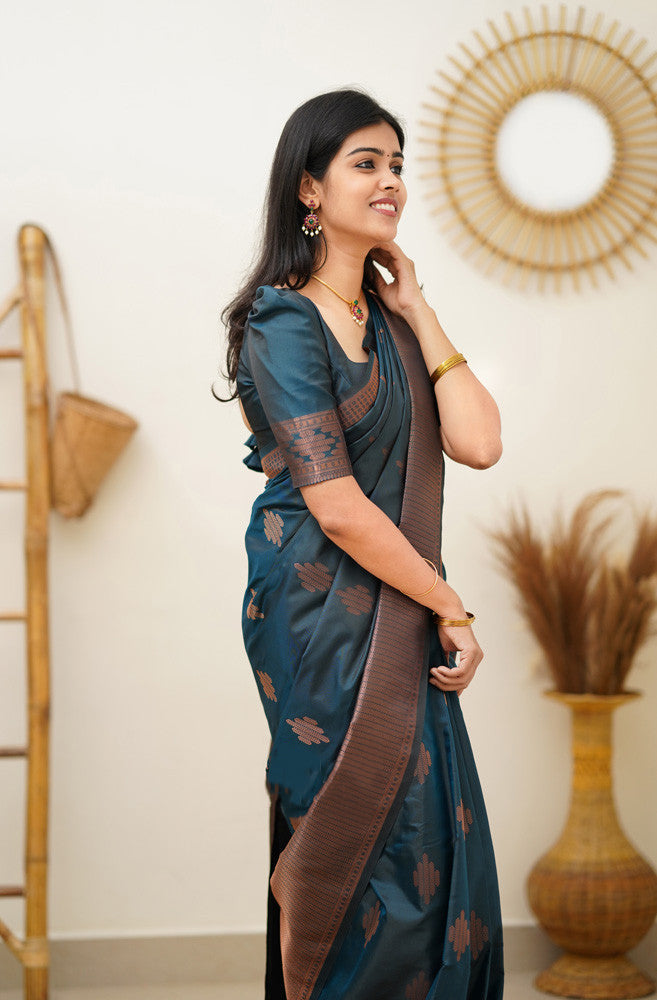 Engaging Rama Soft Silk Saree With Vestigial Blouse Piece