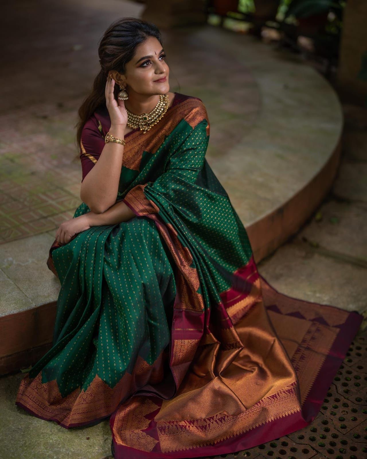 Stylish Green Soft Silk Saree with Gratifying Blouse Piece