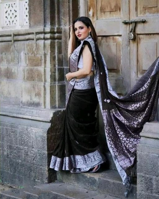 Dissemble Black Soft Silk Saree With Serendipity Blouse Piece