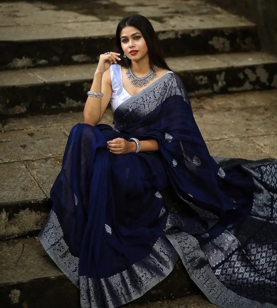 Denouement Navy Blue Soft Silk Saree With Sonorous Blouse Piece